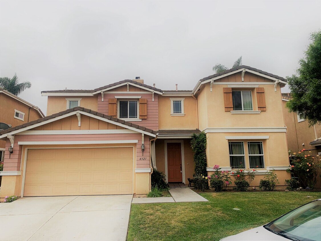 Foto principal - Coming Soon…..Beautiful 5BR/3BA 2-story Ho...