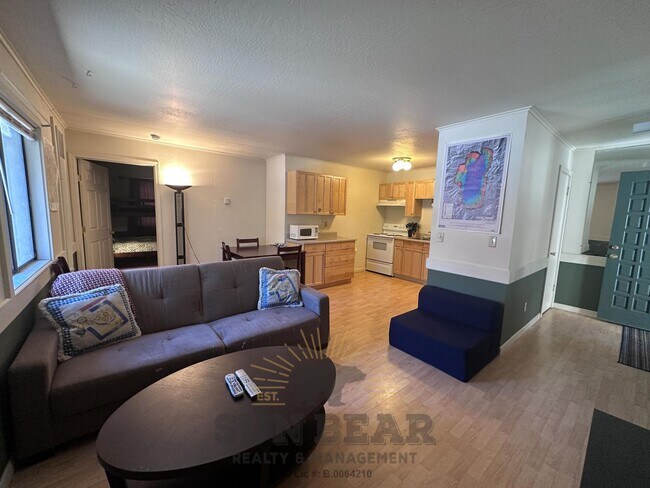 Foto del edificio - 1 Bedroom in the Pinebrok Complex - Centra...