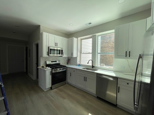 Building Photo - 2552 S Central Park Ave
