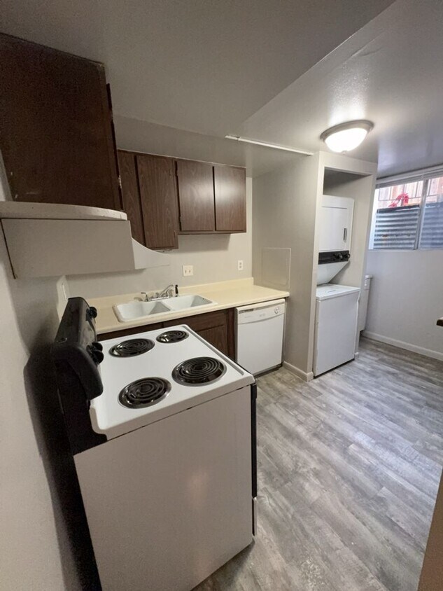 Foto principal - Updated 3 Bed 1 Bath Basement Apartment