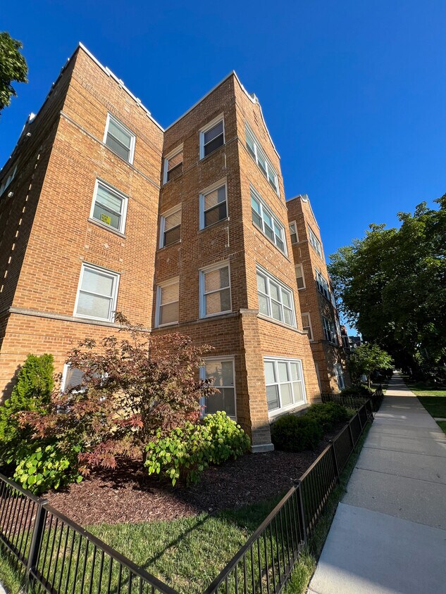 Primary Photo - 4455 N Albany Ave