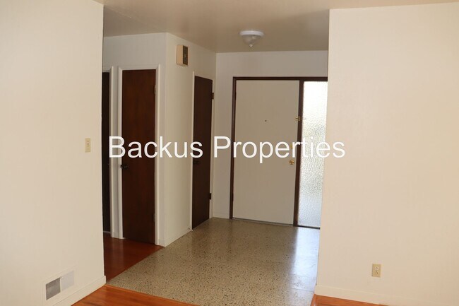 Foto del edificio - Wonderful three bedroom home in Monterey Park area of South Salinas