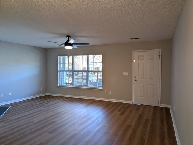 Foto del edificio - Pristine, 2 bed, 2.5 bath Townhome Located...