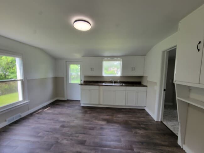 Building Photo - Updated 3-Bedroom, 1-Bathroom Home with Mo...