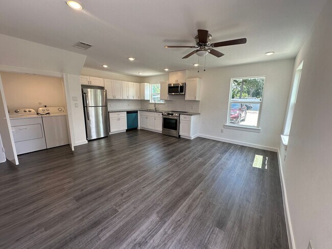 Photo - For Lease | 3 Bed, 2 Bath | 1,150 Sq Ft | ... House
