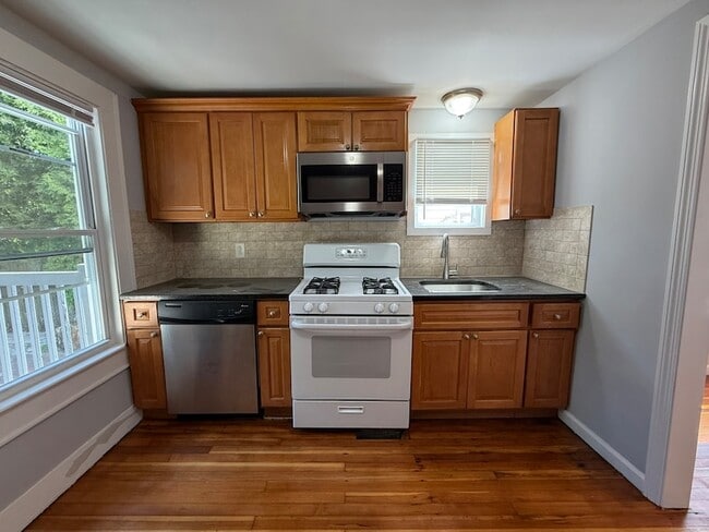 Building Photo - 16 1/2 W Main Street Unit