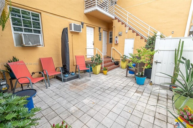 Foto del edificio - 8200 Harding Ave