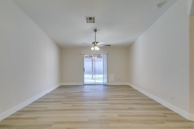 Building Photo - Charming 3-Bed, 2-Bath Single-Story Home i...