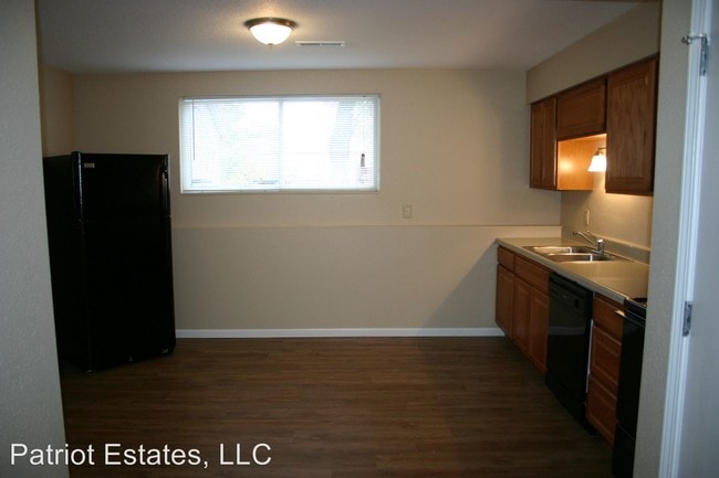 Building Photo - 1 br, 1 bath Apartment - 619 W. 14th