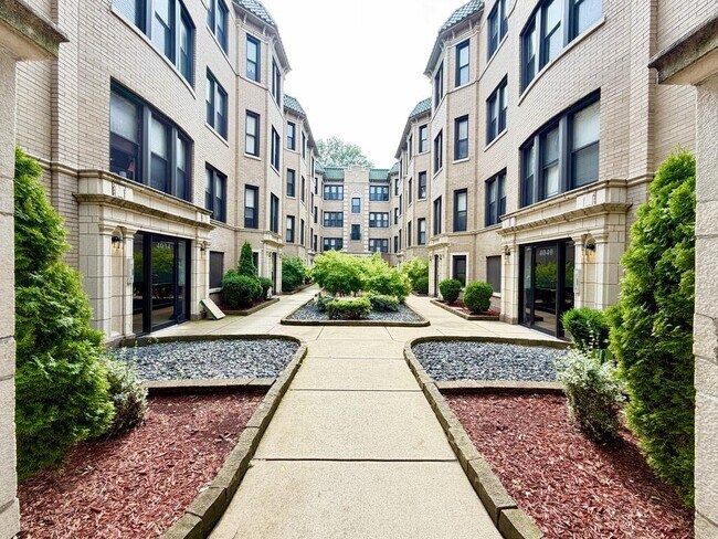 Building Photo - 4127 N Ashland Ave