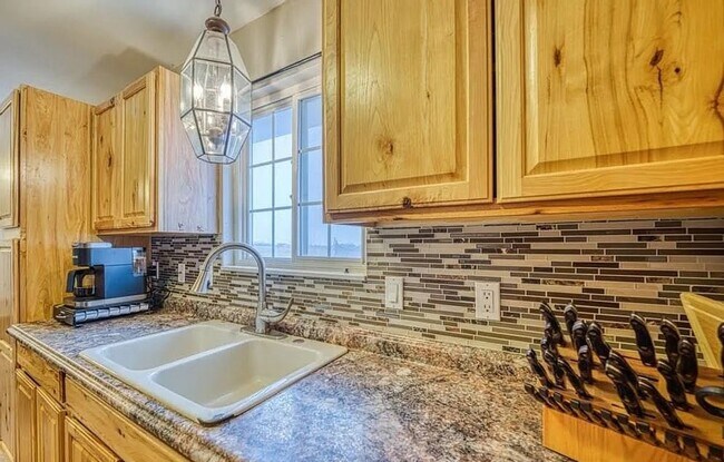 Building Photo - Charming 3 bedroom House in Penrose