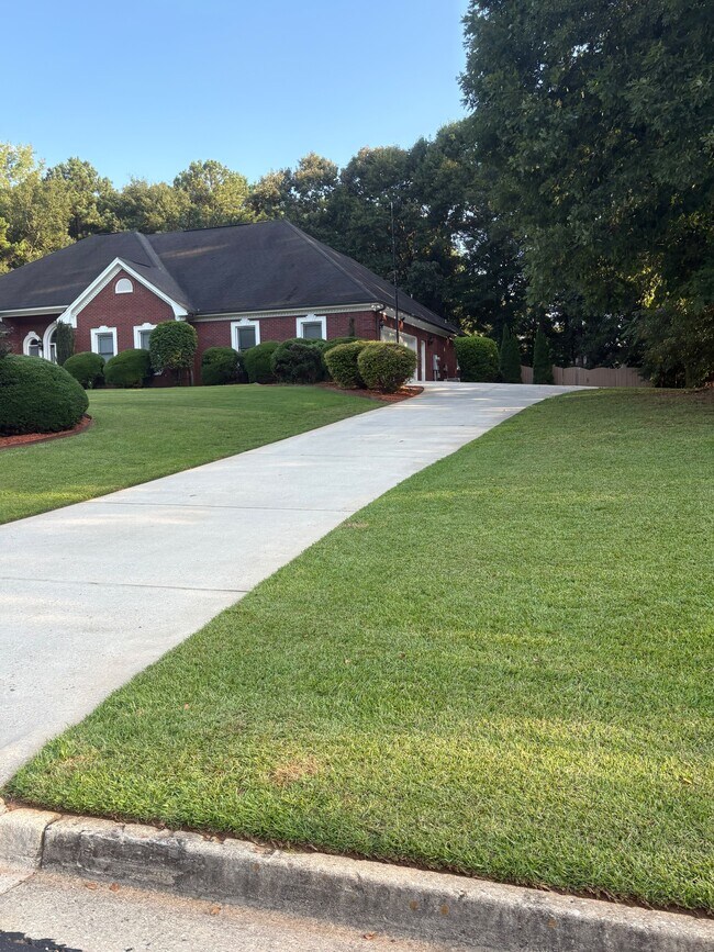Building Photo - 860 Streamside Dr
