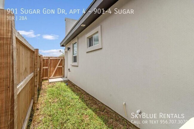 Building Photo - 901 Sugar Gdn Dr