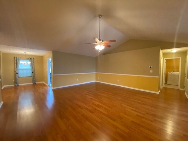 Foto del edificio - Move In Ready!!
