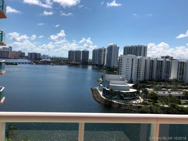 Foto del edificio - 100 HIDDEN BAY CONDO