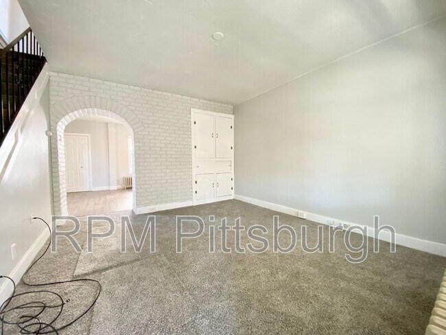 Building Photo - 302 W Miller Ave