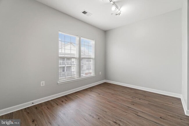 Building Photo - 42496 Mayflower Terrace