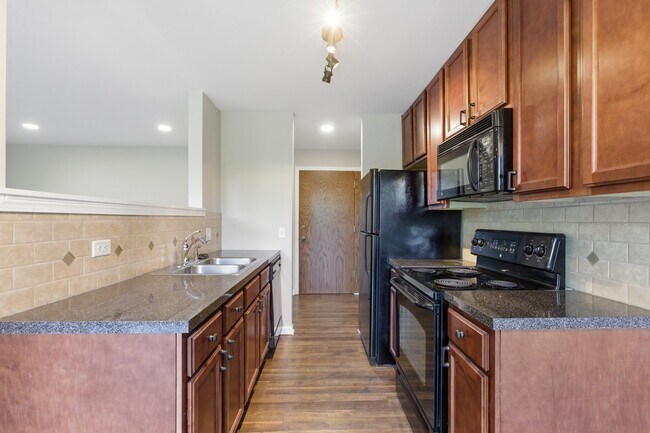 Foto del edificio - 6000 Oakwood Dr