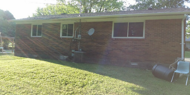 Building Photo - 221 Candace St
