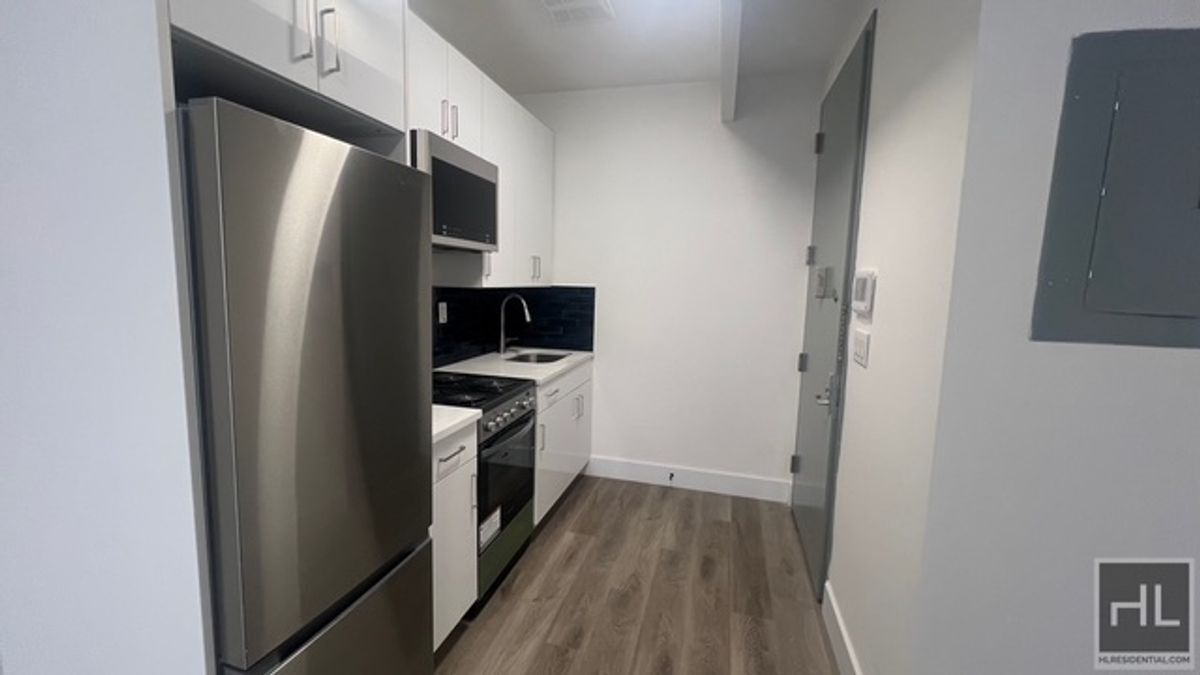 Primary Photo - FRESHLY GUT RENOVATED LARGE 1 BEDROOM ROGE...