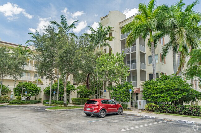 Alternar - Royal Point at Palm Aire Condominiums