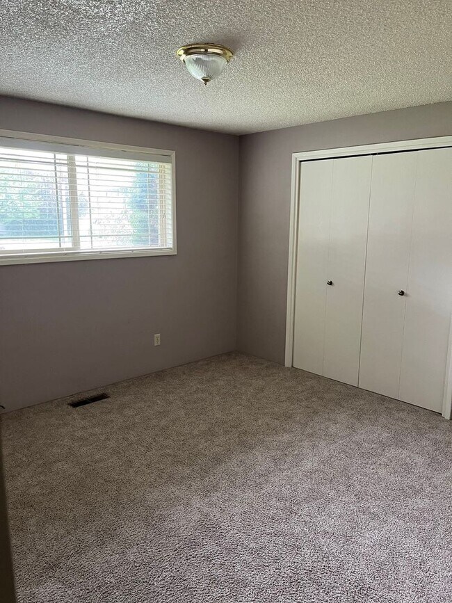 Building Photo - Nice 3 BR 2 BA Home in Suburbs!