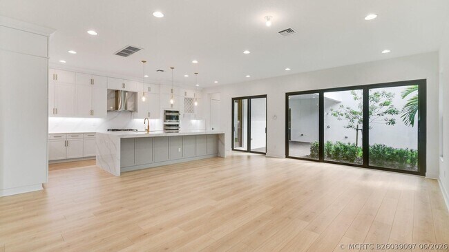 Foto del edificio - 13136 Alton Rd