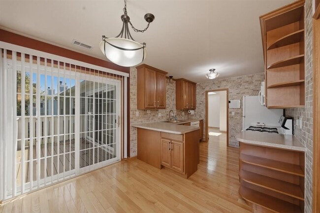 Building Photo - 1671 Grosvenor Cir