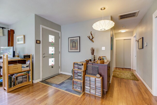 Camino de entrada - 717 Southwest Dr