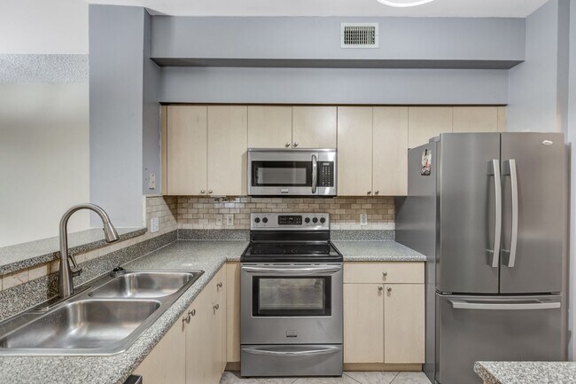 Foto del edificio - ** RESERVE AT NAPLES ** 3 BED / 2 BATH - TOP FLOOR CONDO - CENTRAL NAPLES - ANNUAL RENTAL