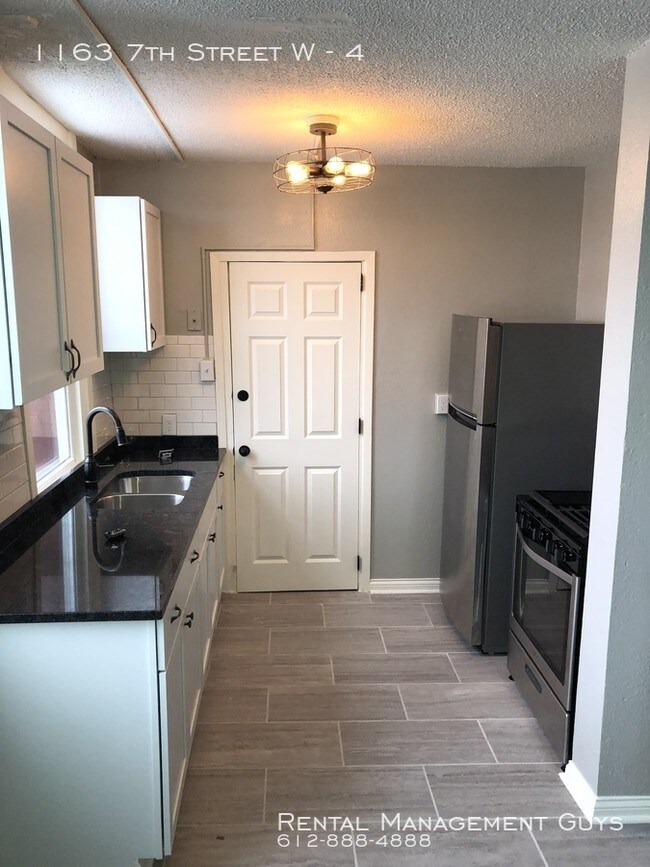 Building Photo - Beautifully Rehabbed Studio Apartment