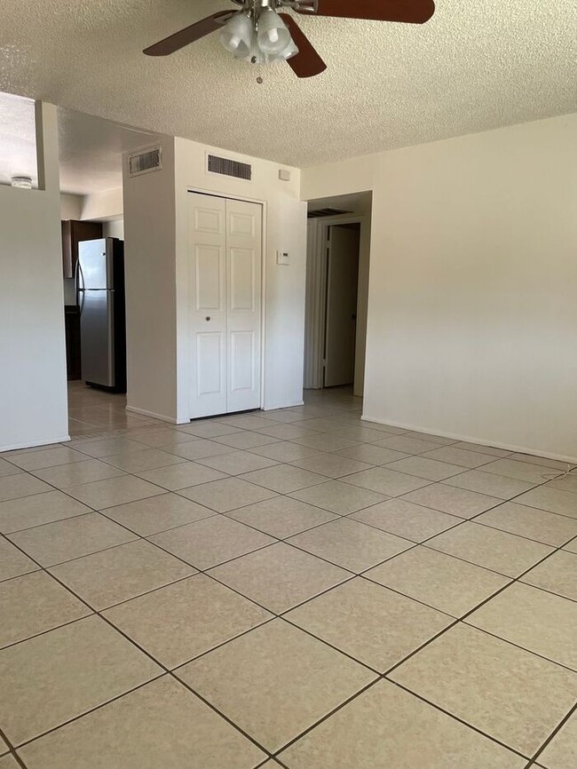 Building Photo - -$500 Off First Month Rent-Light and Brigh...