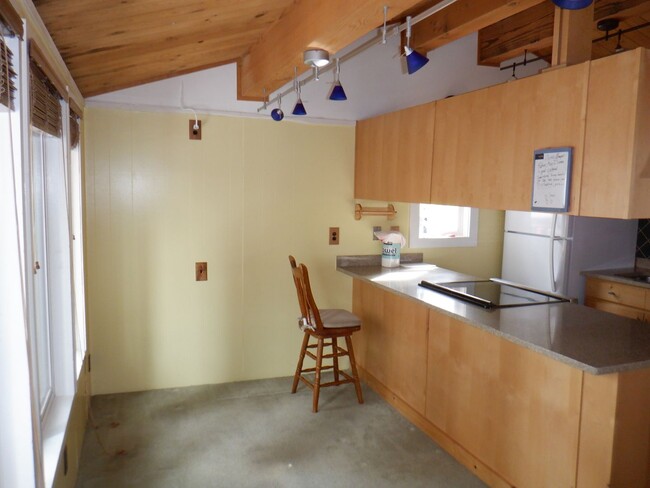 Building Photo - Great 2 bedroom with indoor HOT TUB!