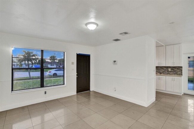 Building Photo - 1142 NW 43rd Ter