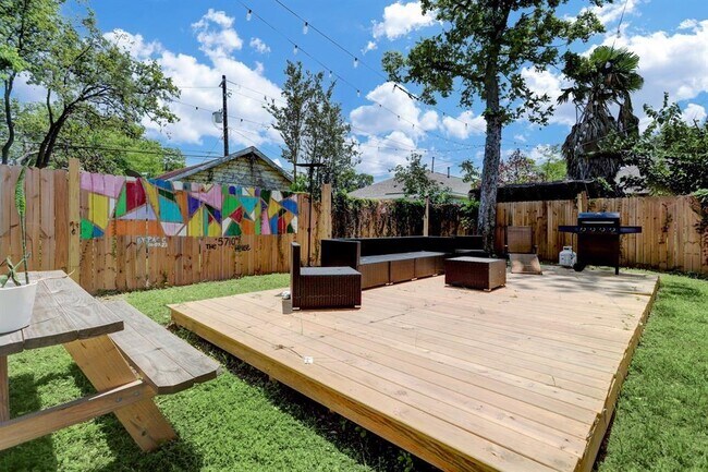 Building Photo - 5710 Newport St