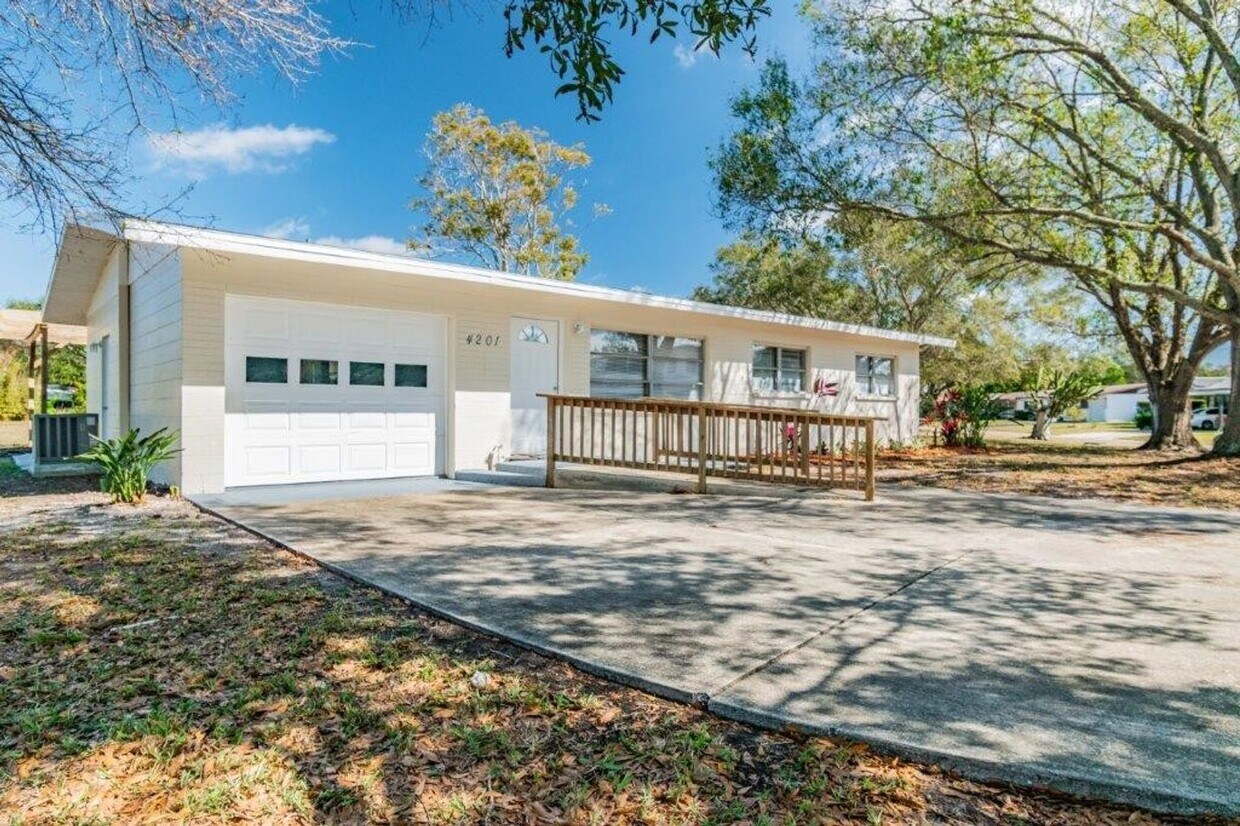 Foto principal - PRICE JUST REDUCED 3/2/1 1389 Sq. Ft. on a...