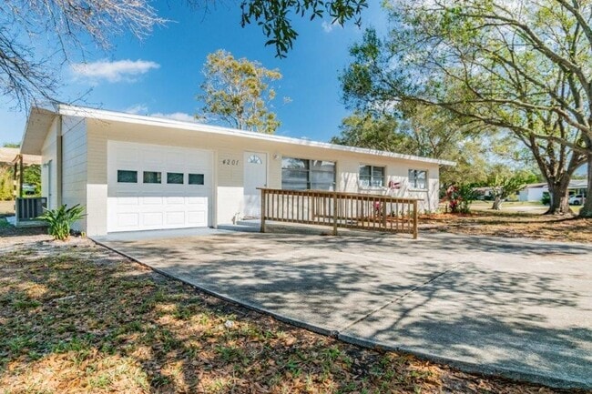 Beautifully updated 3/2/1 1389 Sq. Ft. wit... - Beautifully updated 3/2/1 1389 Sq. Ft. wit... House