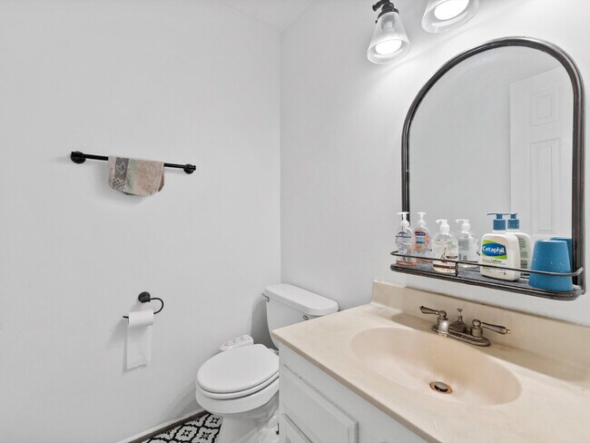 Building Photo - "Spacious 3-Bed Townhouse with 3.5 Baths i...