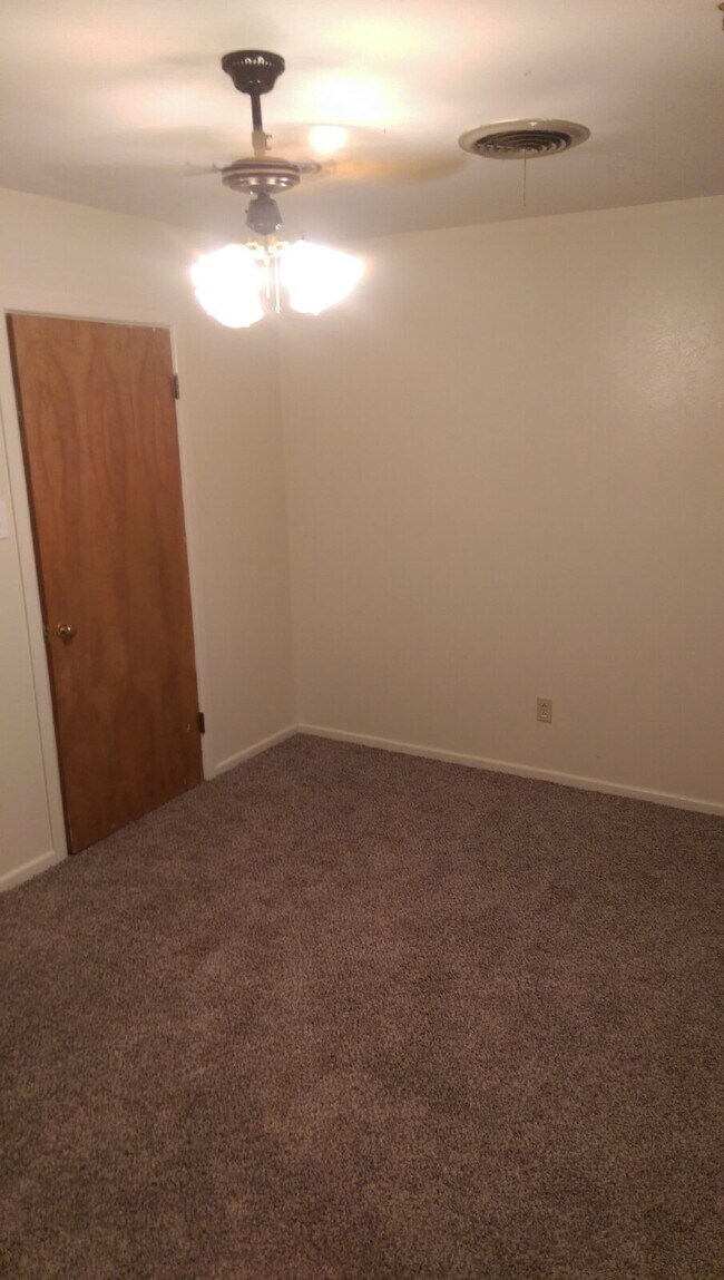 Foto del edificio - Cute & Quaint Duplex Located Across from A...