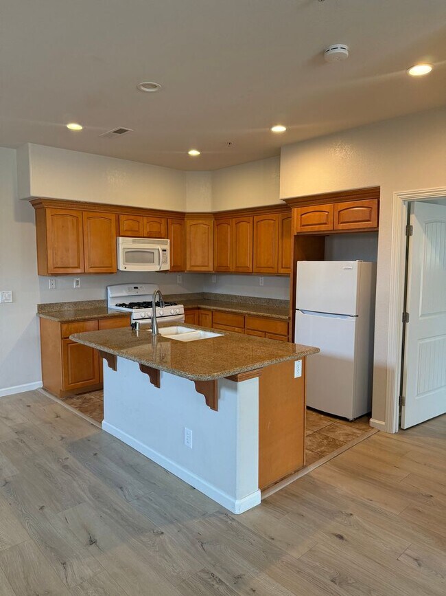 Foto del edificio - Beautifully Maintained 2 bedroom 2 bathroom Condo