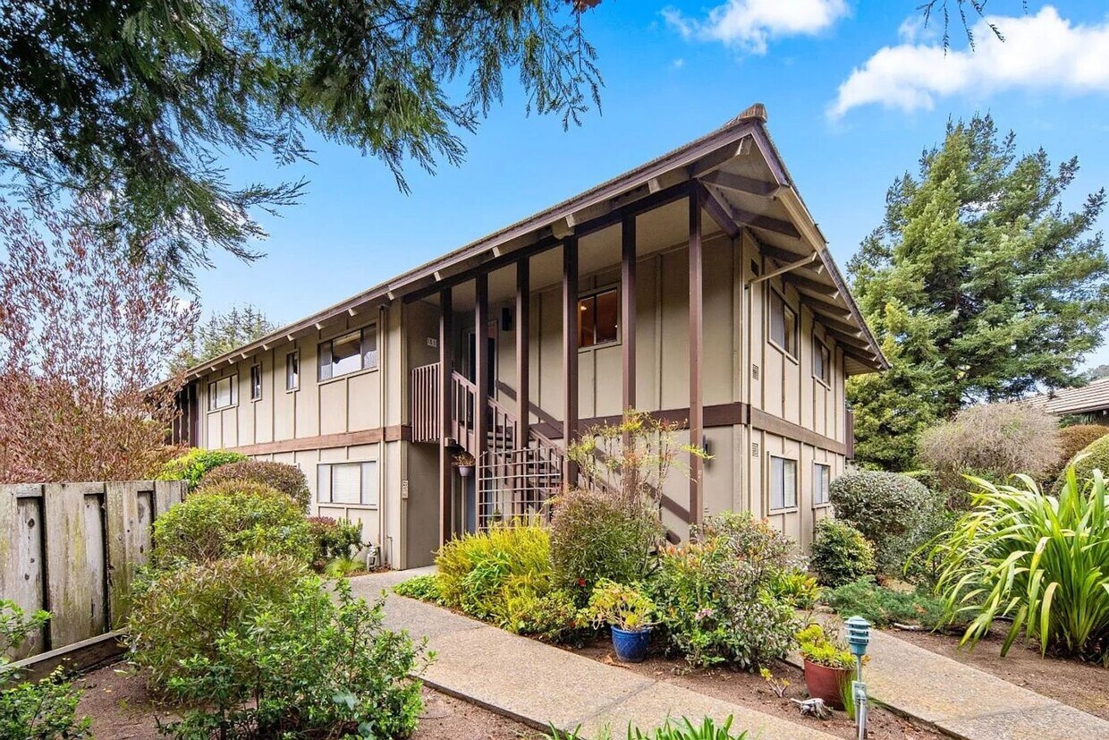 Foto principal - 2 bedroom 2 bath Condo in Beautiful Carmel...