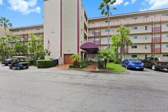 Building Photo - 2106 S Cypress Bend Dr