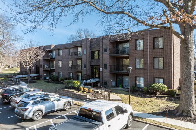 Building Photo - 21 Oakridge Dr