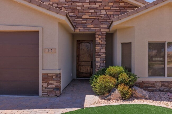 Building Photo - House in Gated Community with Views!