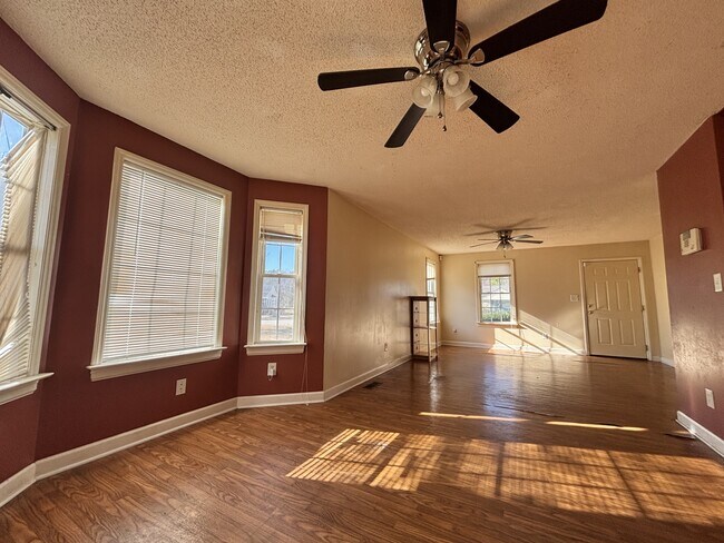 Foto del edificio - 2406 Kauffman Ct E