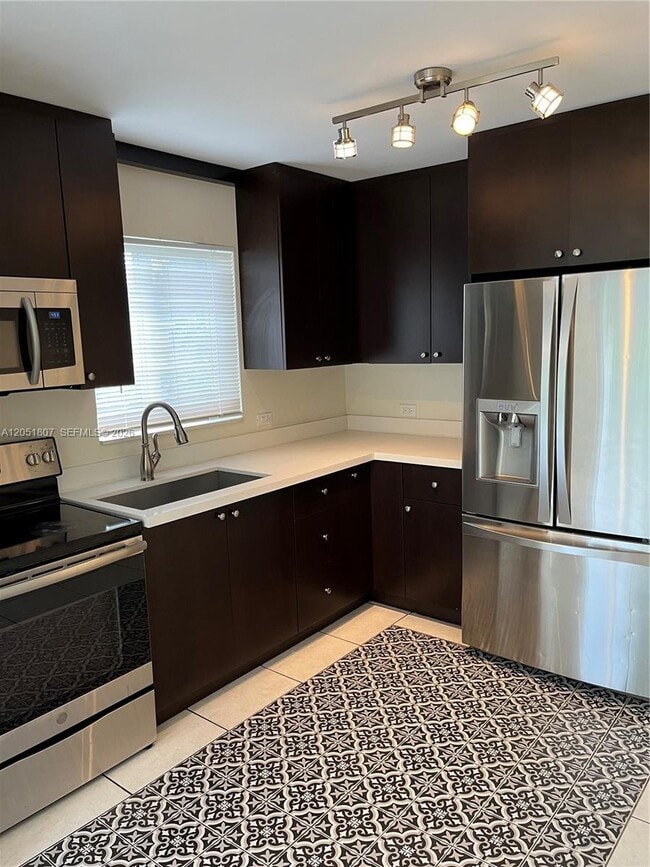 Foto del edificio - 901 NW 22nd Ct