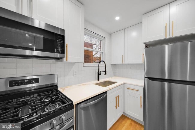 Building Photo - 119 Victor St NE