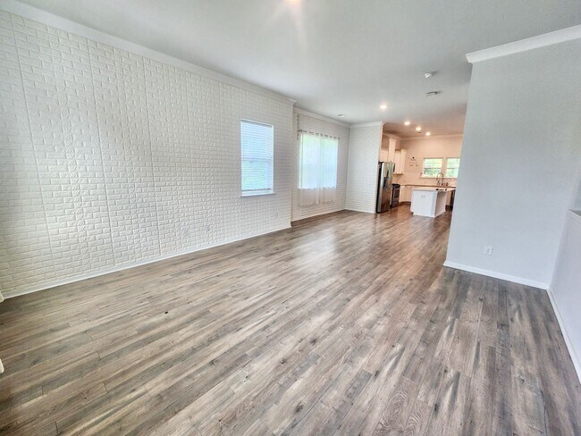 Foto del edificio - Well maintained end unit townhome in Grand...