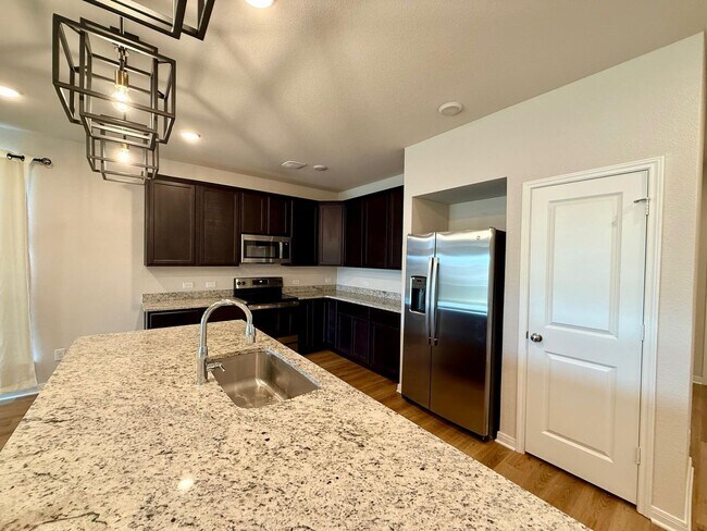 Building Photo - Modern 3 Bed, 2 Bath + Office