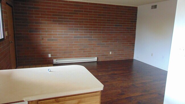 Building Photo - 8300 E Lakeshore Dr